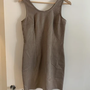 Fodral klänning  - Fodral klänning köpt på beyondretro