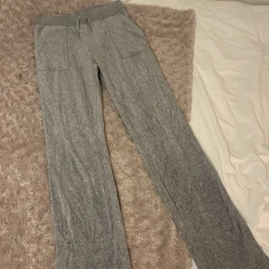 Juicy byxor  - Hej! Jag säljer nu mina juicybyxor då jag tröttnat på dem. De är i våras och använda fåtal gånger. Byxorna saknar inga defekter utan är som nya. Jag är 165 och de passar perfekt, även för de som är längre och kortare! Frakt ingår i priset. 