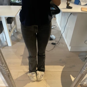 Mid Rise jeans  - Säljer mina mid rise Gina jeans.  Använder ej dom så säljer dom. Är 172 och dom är långa. Funkar nog på nån som är 178 max 