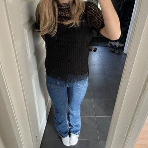 Jeans - Bootcut jeans från mango, jättefina och stretchiga💓 säljer då jag tröttnat på dom, dom har ett litet hack men inget som syns, fråga om fler bilder om ni vill!