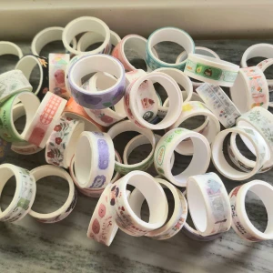 Dekorationstejp  / Washitejp  - 50 nya rullar dekorationstejp  Vid snabb affär dvs idag torsdag så bjuder jag på frakten. 