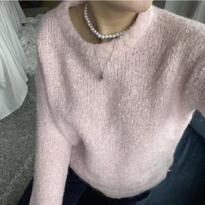 Rosa stickad tröja  - Köpte på plick men satt inte exakt som jag ville bilderna är förra ägarens💕