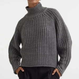 Grå stickad tröja - Jätte fin mörkgrå stickat tröja med polokrage!🤗🤗  Säljer pga att jag råkade beställa två..   Varm, mysig och snygg! 