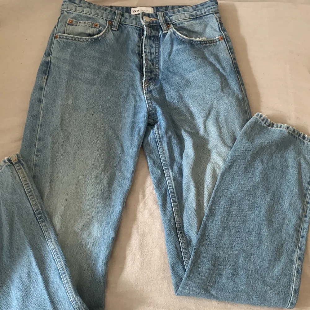 Jeans i storlek 36 från Zara. Jeans & Byxor.