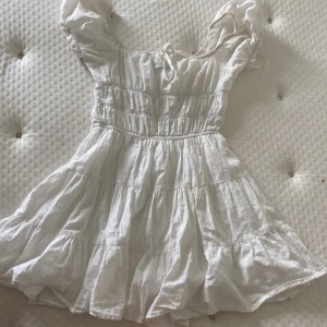 Klänning  - Jag säljer en vit linne klänning från shein. Säljer pågrund av att den är för kort. Betalar inte frakt