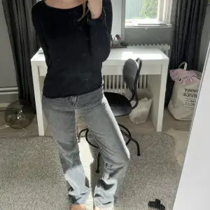 Gråa Zara jeans i storlek 32