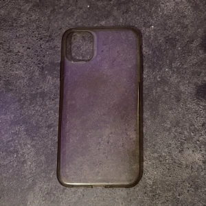 Genomskinligt mobilskal iPhone 11 - Säljer detta mobilskal då ja inte har en iPhone 11 längre. De är ett vanligt genomskinlig mobilskal men de är lite smått grumligt o har en liten gulbrun nyans. Bra skick 