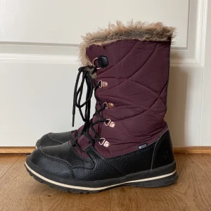 Vinterkängor  - Ett par väldigt varma och mysiga vinterkängor💗bara använda ett få tal gånger💕de är även vattentäta 