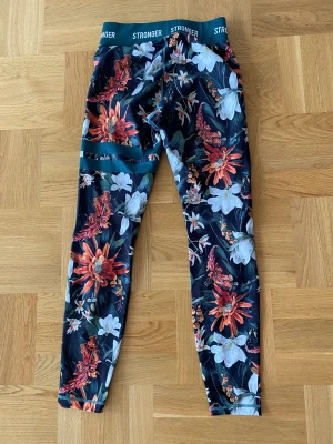 Träningstights - Nästan som nya träningsbyxor från Stronger 