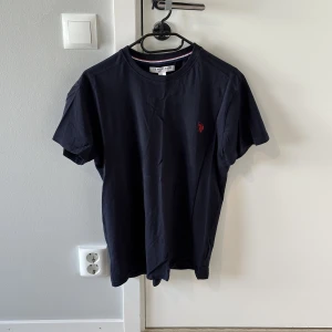 Polo t-shirt - Stor flyttstädning Alla plagg i storlek S-M och passar ca 1.70-185cm samt 70-83kg  Finns i Uppsala