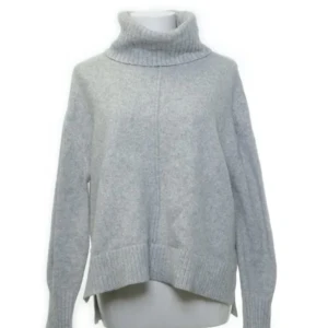 Grå stickad - Köpt på sellpy men har aldrig använt den själv. Skriv om ni har frågor!💛💛