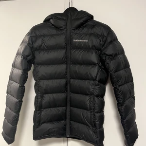 Peak Performance Down Hood Jacket - Peak Performance dunjacka i storlek S. 9/10 skick, använd en halv säsong. Skicka för fler bilder eller funderingar.