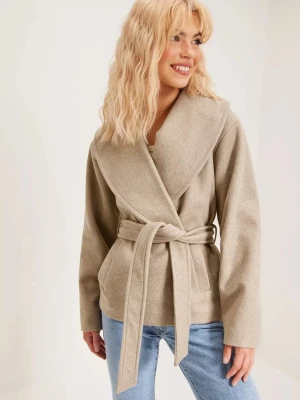 Beige kort kappa - Kort kappa från vero Moda, köpt förra året men i bra skick.   Strl S, nypris 699kr