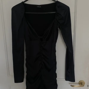 Klänning - Svart klänning från ginatricot använd 1 gång