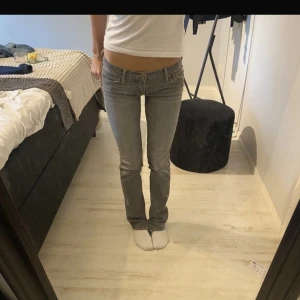 Gråa lågmidjade jeans  - Gråa lågmidjade jeans ifrån Abracombie  Väldigt små i storlek!!  Köpte här på plick och har två slitsar på insidan av varje ben  Jag är 158💓