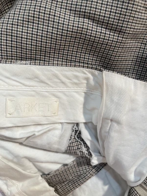 ARKET KOSTYMBYXOR  - Säljer dessa sjukt snygga kostymbyxor från arket. Går ej att köpa längre, sparsamt använda! Säljer pga pengarbrist!