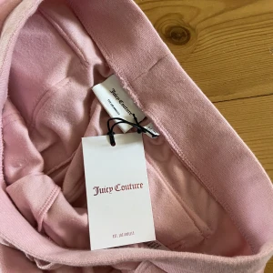 Rosa Juicy byxor  - Storlek Small/164, helt oanvända juicy byxor i rosa (testade en gång) säljer dem för 800 kr köpta för 1200 pris kan diskuteras, ni står själva för frakten🥰