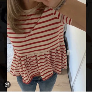 Zara tröja  - (Inte min bild) Säljer denna super snygga röd randiga tröja som jag aldrig använder ❤️ sitter som xs skulle jag säga ❤️