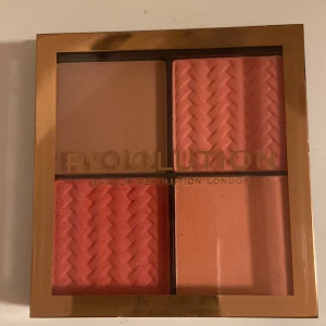 Blush Palette - Blush palette från Revolution. Använd en gång och är i mycket gott skick. ❤️
