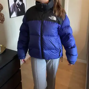 Den populära north face jackan, storlek M. Nypris cirka 4000 men säljer för 1000. Skriv för frågor eller fler bilder. I bra skick, ingen skada enbart regnfläckar som kommer och går för varje ny snöflinga som nuddar jackan. Pris går att diskutera!