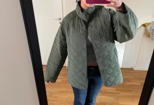 Grön vår jacka  - Super snygg. Aldrig använd endast testad. 