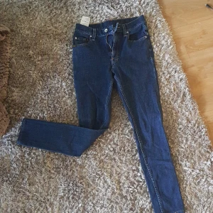 Jeans - Storlek 28/32 mörkblåa.Märke tiger of sweden