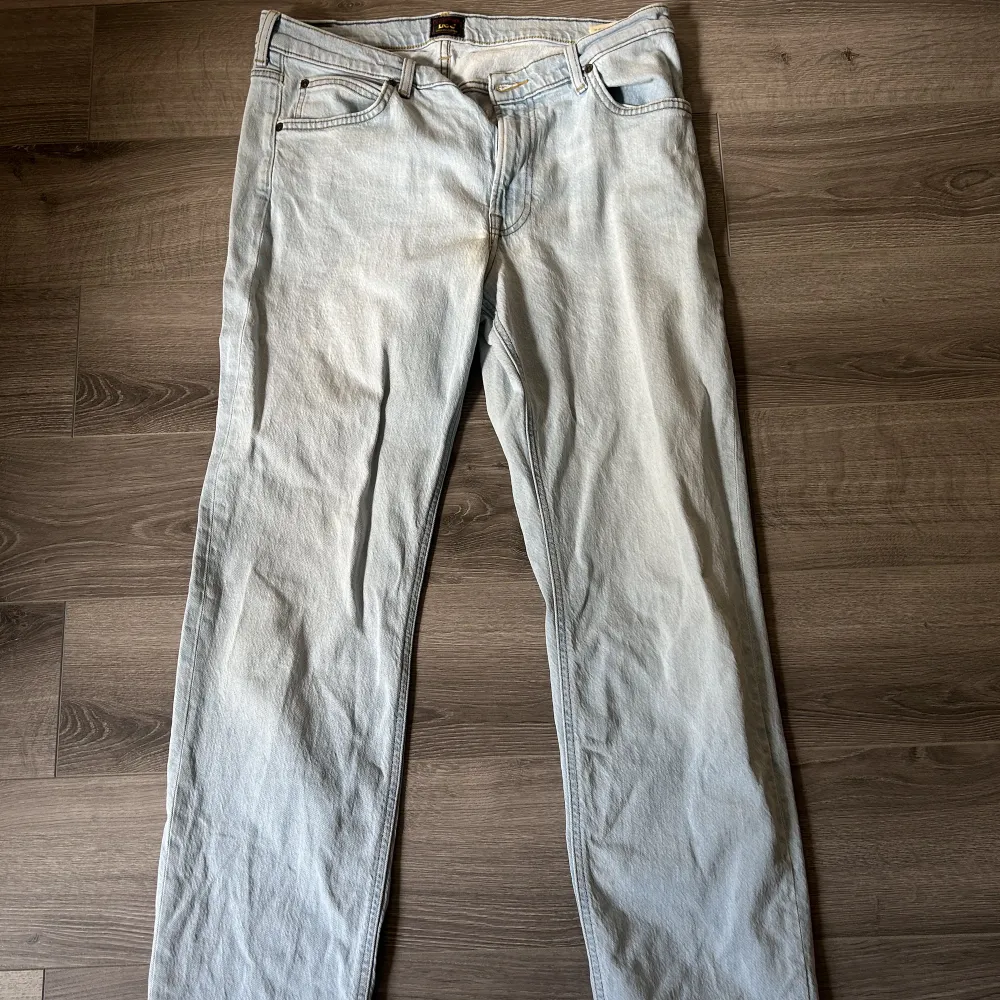Riktigt sköna ljusblåa jeans från Lee, köpta förra året för 1,100. Sparsamt använda utan skador.. Jeans & Byxor.