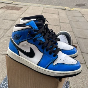 Jordan 1 mid signal blue - Använda men i bra skick. Liten spricka i den blå tåboxen. Skriv för mer bilder. Säljer då dom inte kommer till användning längre. Nypris 1600 i butik. Pris kan diskuteras. 
