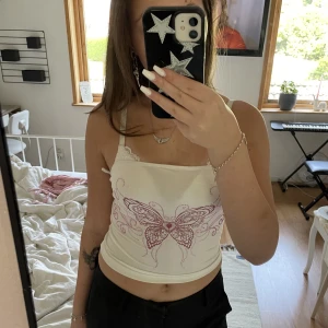 Vit tubtopp  - Söt tuntopp från SHEIN. Fjärilen är lite ljusare rosa än va de ser ut som på andra bilden!