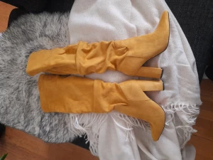 Stövlar från zara stol 37 - Fina mocca stövlar från zara. De.är rynkade.vid vaden o halv dragkedja färg senap Mycket snygga.