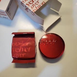 Koreansk cushion foundation med refill! -  3 olika färger. 20 VANILLA, 21 IVORY, 22 PETAL, en har inte cushion bara refil, de andra hsr refil o cushion . köpt från YESSTYLE för 380 st o säljer 250 st eller alla för 500 endast testad på en ren arm. Täcker jättebra! frakt 50kr. KÖP EJ DIREKT 