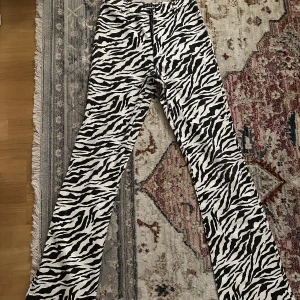 Lågmidjade jeans - Säljer mina älskade zebra Lågmidjade jeans, dom är bootcut och sååå sköna i materialet! 