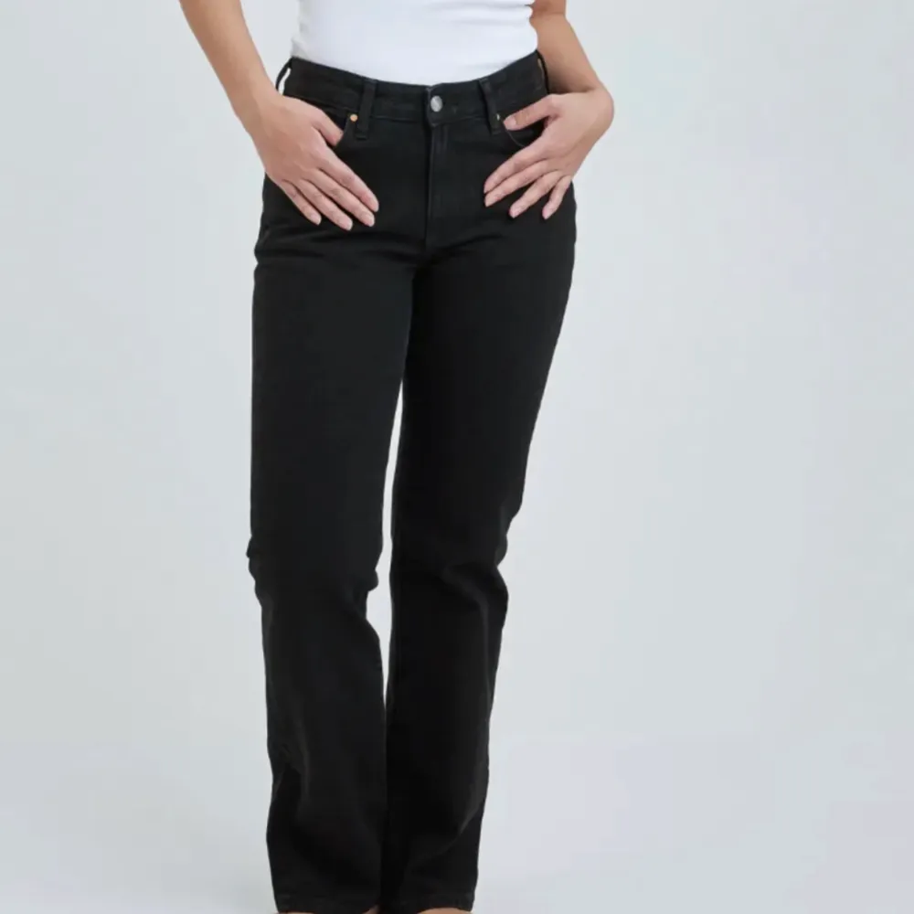 Säljer mina favorit jeans då dom blivit för små, dom är långa i benen och har en så bra passform!! Ny pris 699!! kom med prisförslag. Jeans & Byxor.