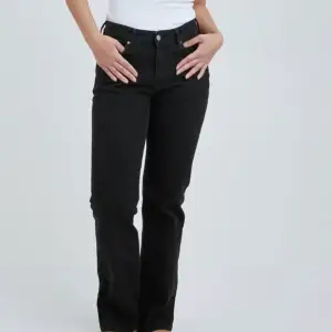 Säljer mina favorit jeans då dom blivit för små, dom är långa i benen och har en så bra passform!! Ny pris 699!! kom med prisförslag