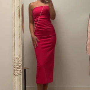 Rosa klänning zara - Rosa klänning från zara  Slits nere på baksidan, bekväm att gå i  Aldrig använd  