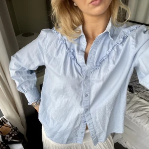 Skjorta  - Perfekta skjortan med fina detaljer 