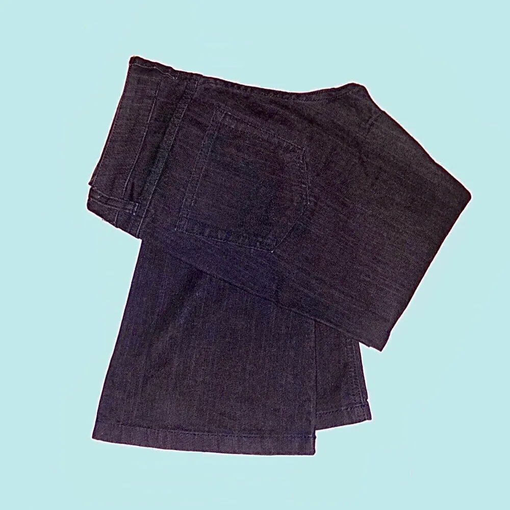 Jättefina svarta Only-jeans i bootcutmodell 🖤  Byxorna sitter lågmidjat och tyget är äkta denim! Jättefint skick då byxorna knappt använts. Inga synliga slitage. ( inte ens vid byxbenskanten 😌)  Säljer pga fel storlek.  Skriv privat vid frågor! ⭐️. Jeans & Byxor.