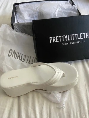 Platå sandaler - Snygga platå sandaler, perfekta på sommaren eller utomlands, helt nytt skick. Kom med förslag på pris 