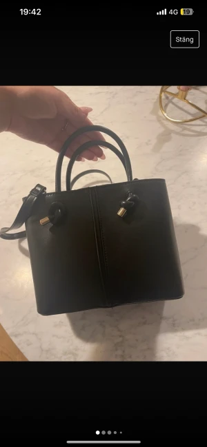 Väska - Säljer denna väska då jag inte använder den, i fint skick. Köptes för 359 kr på Zara.