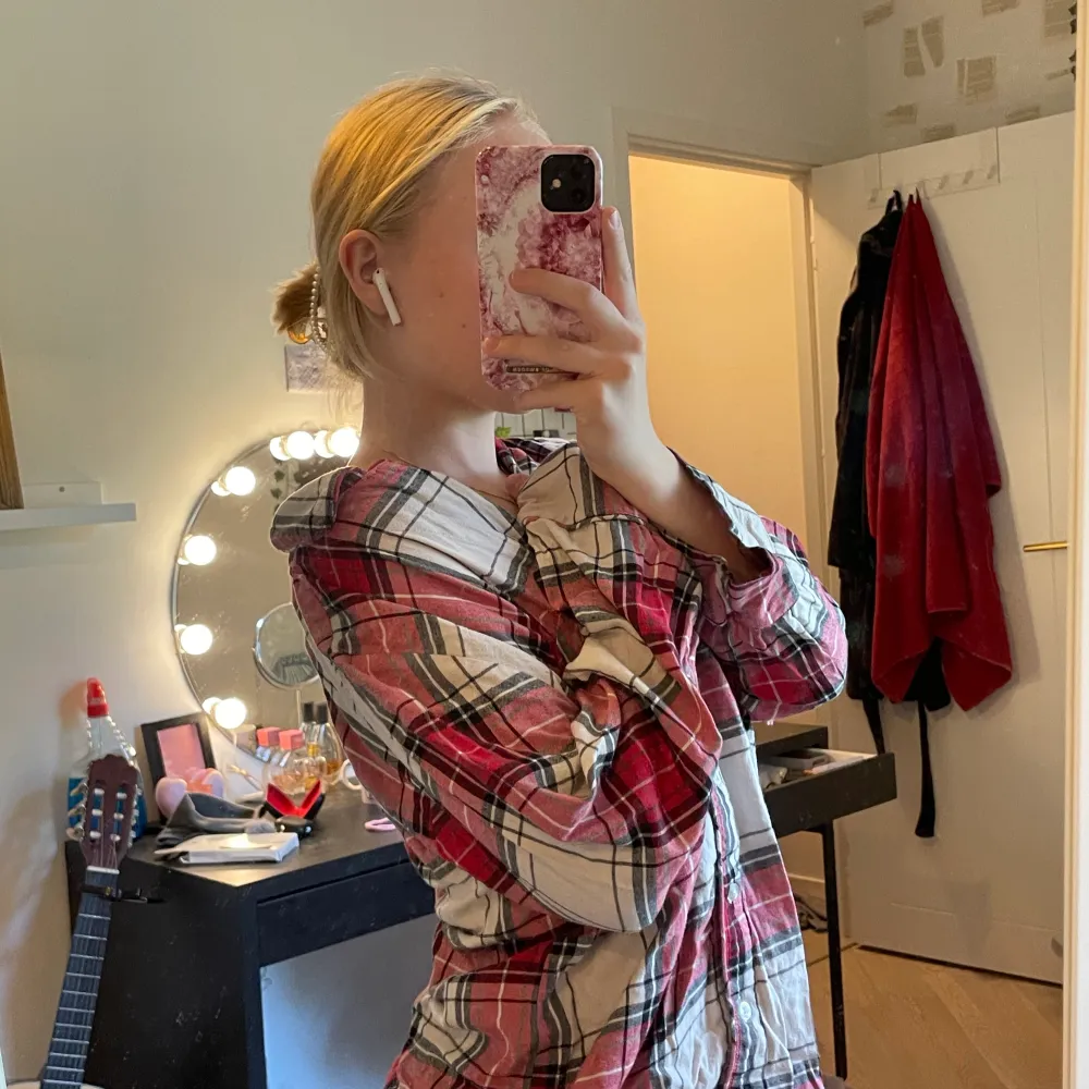 En så söt pyjamas topp jag köpt på ginatricot men aldrig används då den var för liten, Tryck på köp nu eller kontakta mig vid frågor eller om sammfrakt ! 💗. Puserot.