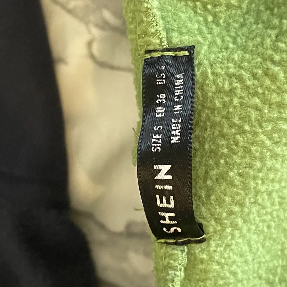 En så fin grön zip up hoodie från shein, så skön men används inte. Inga fläckar eller hål.  Tryck på köp nu eller kontakta mig vid frågor eller om sammfrakt ! 💗. Hoodies.