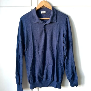 Långärmad piké- John Henric (blå) - Otroligt stilren tröja från välkända John Henric. Snygga knappar och användbar i alla lägen. 