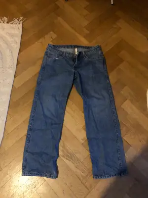 Jeans från Weekday i fint skick. Modell arrow.  Strl 30/31 