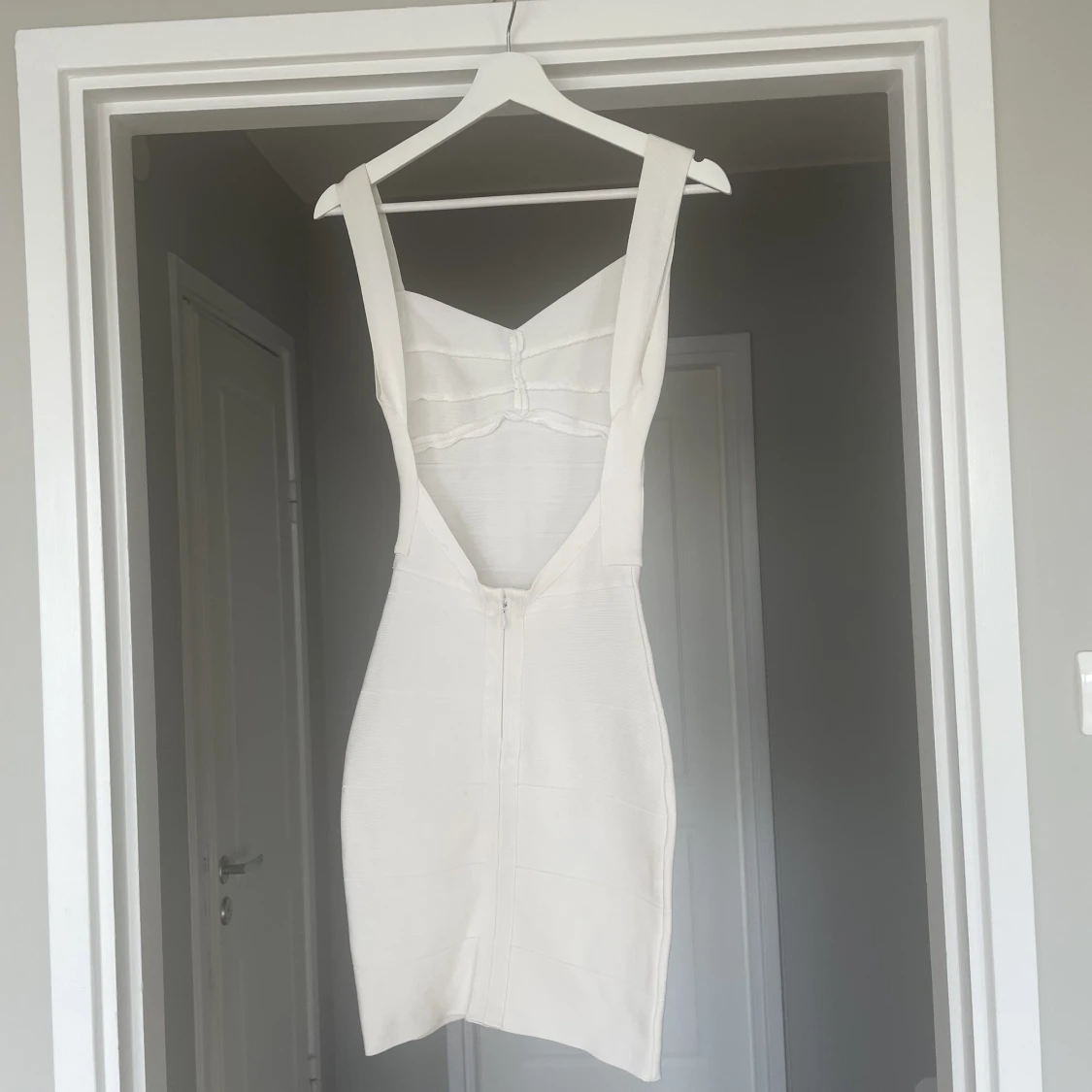 Vit bandeuklänning - 90