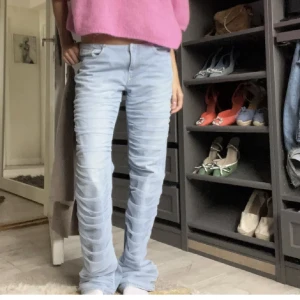 Coola jeans - Säljer nu mina älskade weekday jeans som är svin coola!! Ja har använt de en gång då de inte rikigt är min stil! Köptes för 950kr och är nästa helt oanvända! Storlek 33 vilket motsvarar 32-36. Skriv för frågor mm🫶🫶