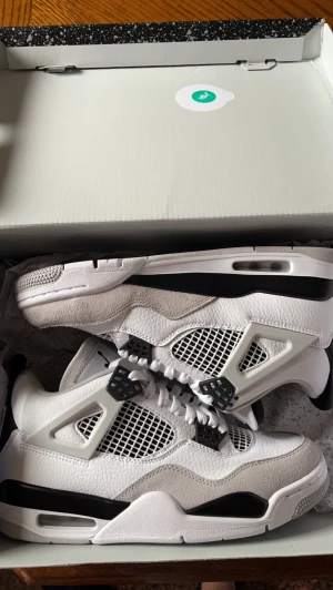 Jordan 4 Military black - Säljer nu mina Jordan 4 för dom är för små. Dom är i mycket bra skick. Storlek 41. Skicket är 8/10. Skriv till mig privat om du behöver mer info