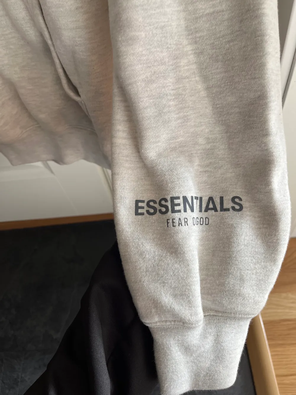 fear of god essentials hoodie i färgen oatmeal, väldigt sparsamt använd, nypris mellan 1600-2000kr ✨ pris kan absolut diskuteras🥰. Hoodies.