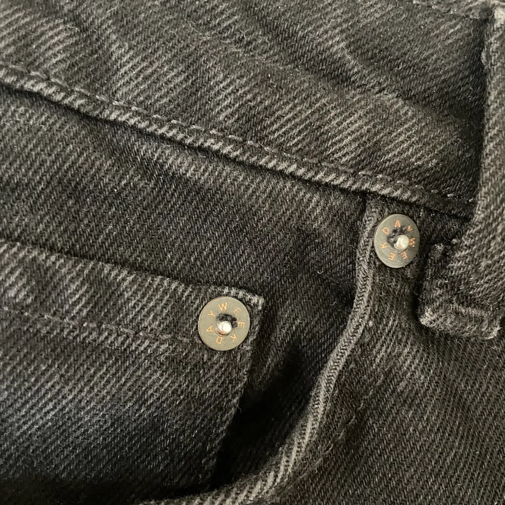 Raka jeans från weekday, bra skick,  säljer pga storlek ej passar, skicka meddelande för måttspecifikationer . Jeans & Byxor.