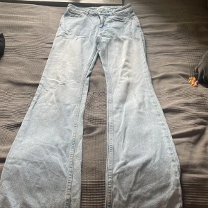 Utsvängda jeans  - Jätte fina ljus blåa jeans som jag älskar men har blivit för stora i längden