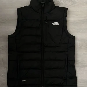 North face väst - Säljer denna väst för den är för stor en ny kostar 3000 men säljer för 2000 aldrig använt den.